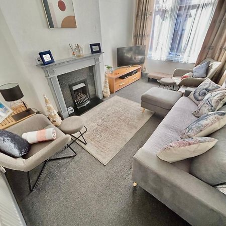Entire Holiday Home In Blackpool With Free Parking And A Private Patio Garden Exteriör bild