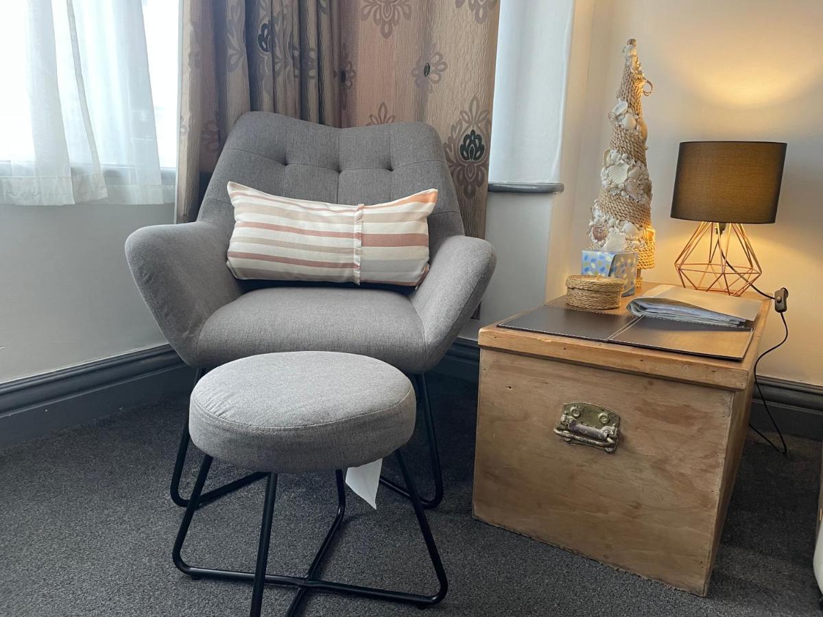 Entire Holiday Home In Blackpool With Free Parking And A Private Patio Garden Exteriör bild