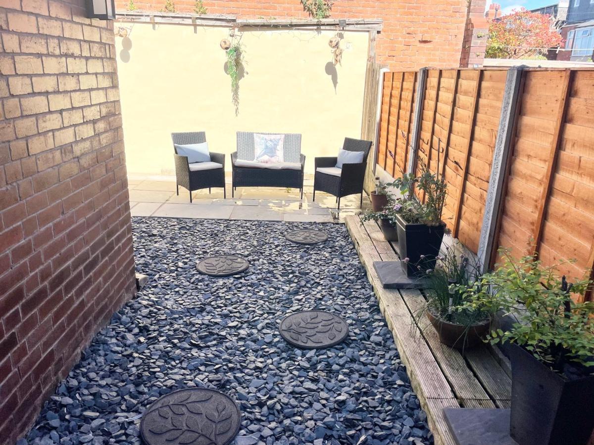 Entire Holiday Home In Blackpool With Free Parking And A Private Patio Garden Exteriör bild