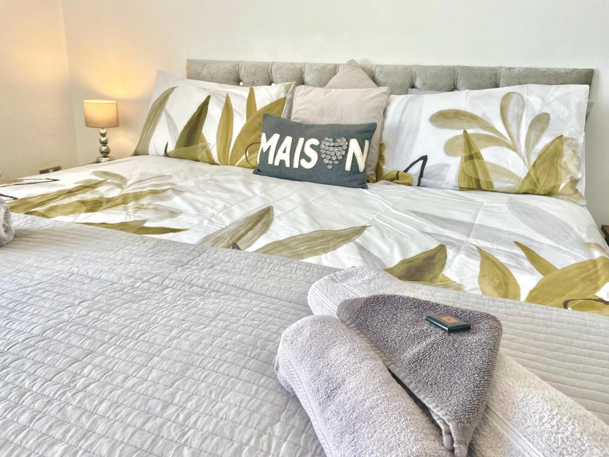 Entire Holiday Home In Blackpool With Free Parking And A Private Patio Garden Exteriör bild