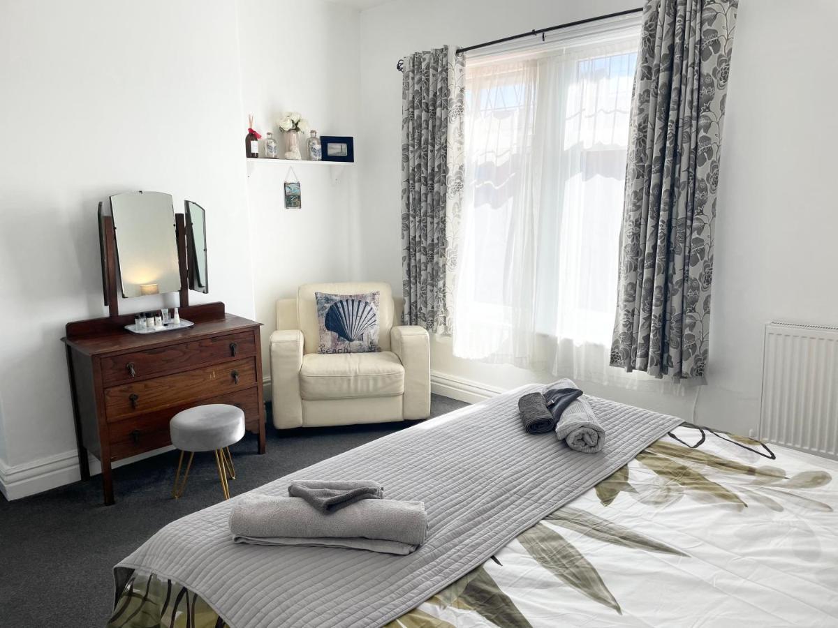 Entire Holiday Home In Blackpool With Free Parking And A Private Patio Garden Exteriör bild