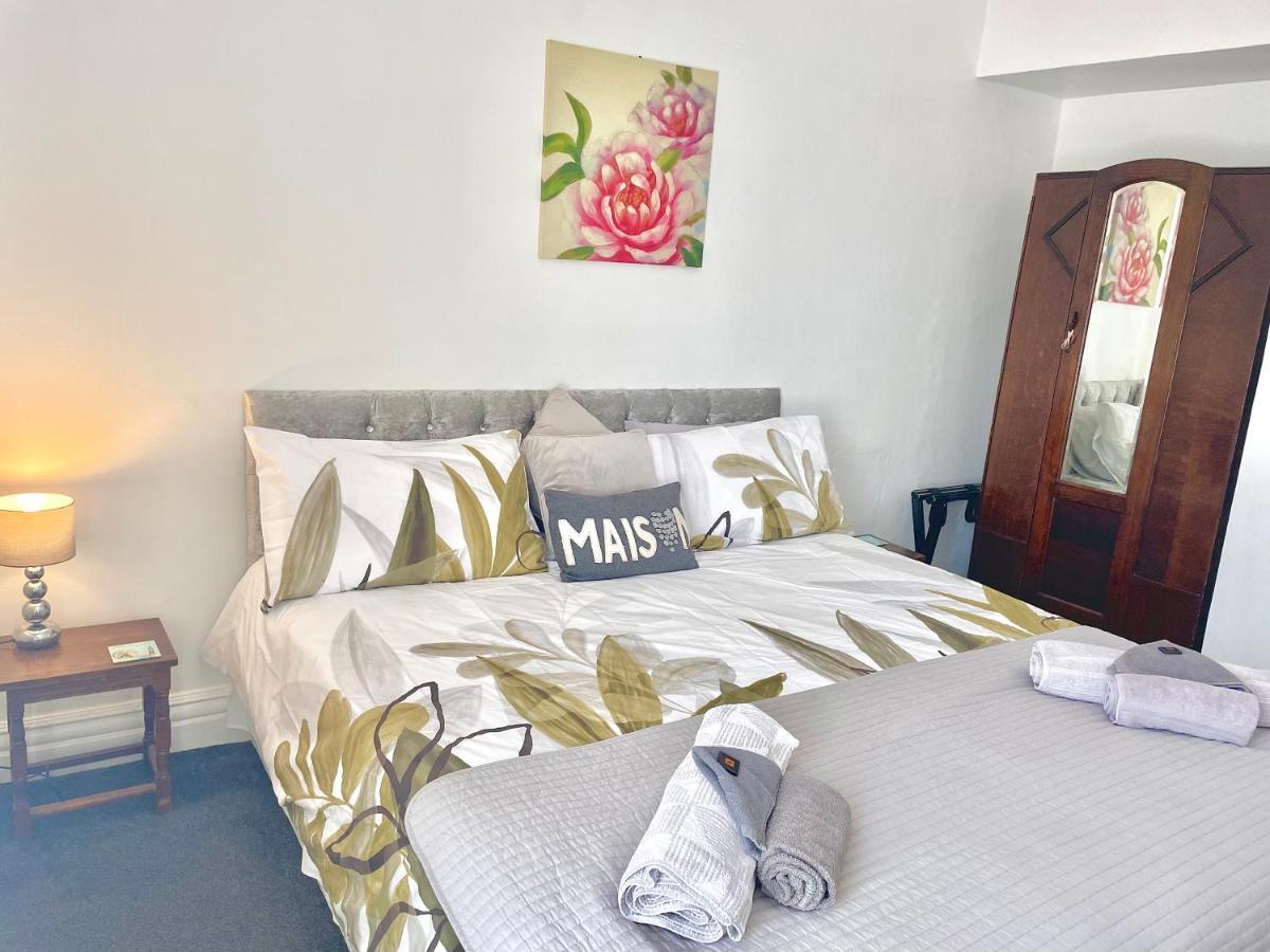 Entire Holiday Home In Blackpool With Free Parking And A Private Patio Garden Exteriör bild