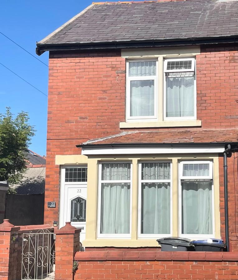 Entire Holiday Home In Blackpool With Free Parking And A Private Patio Garden Exteriör bild