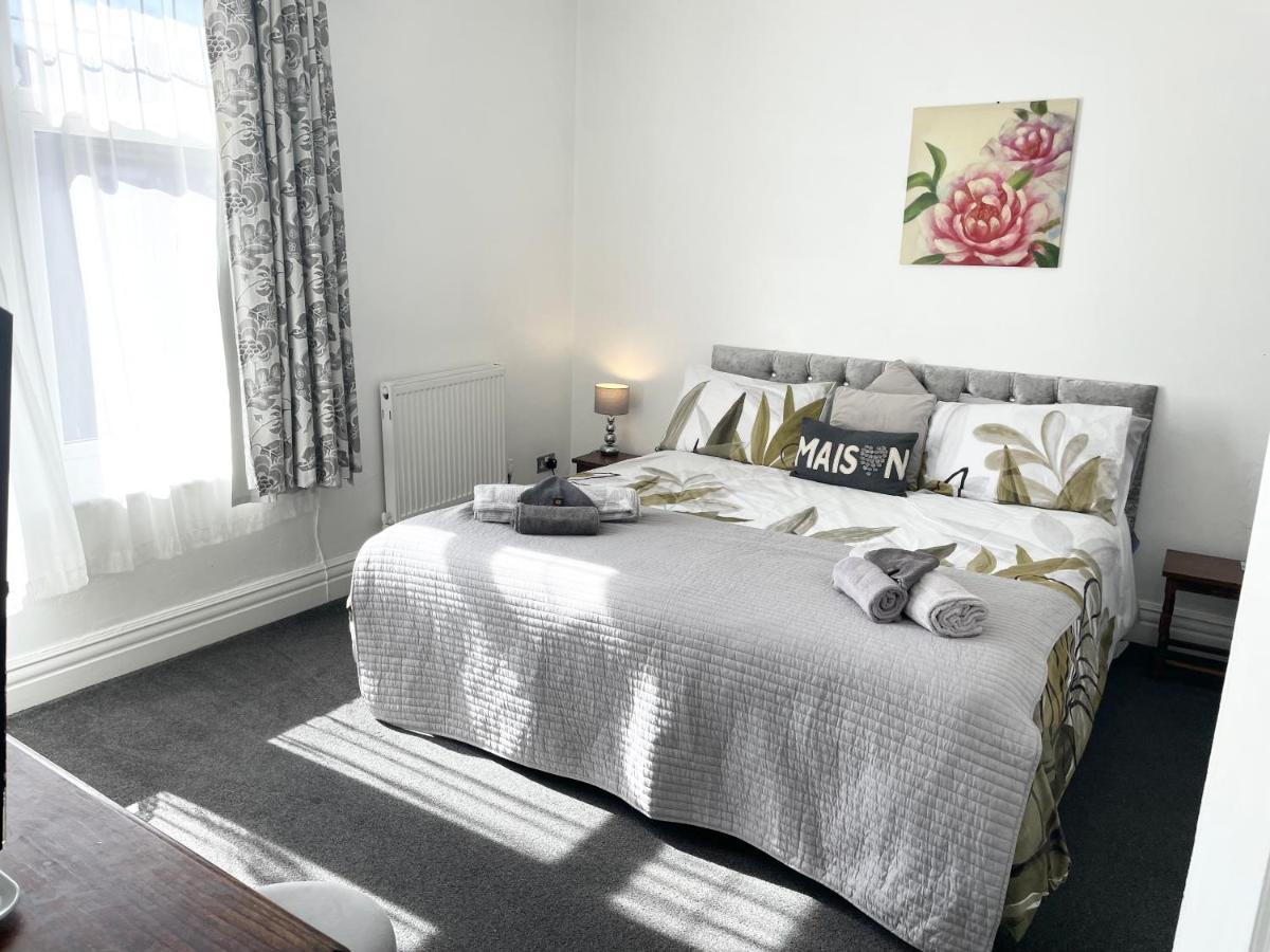 Entire Holiday Home In Blackpool With Free Parking And A Private Patio Garden Exteriör bild