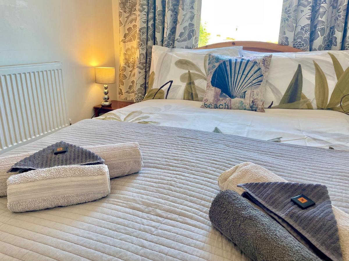 Entire Holiday Home In Blackpool With Free Parking And A Private Patio Garden Exteriör bild