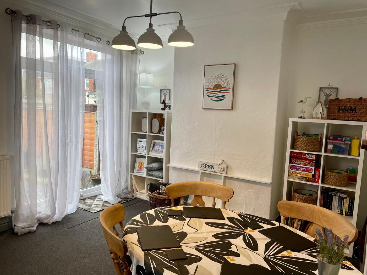 Entire Holiday Home In Blackpool With Free Parking And A Private Patio Garden Exteriör bild