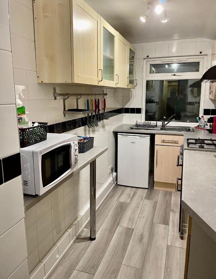 Entire Holiday Home In Blackpool With Free Parking And A Private Patio Garden Exteriör bild