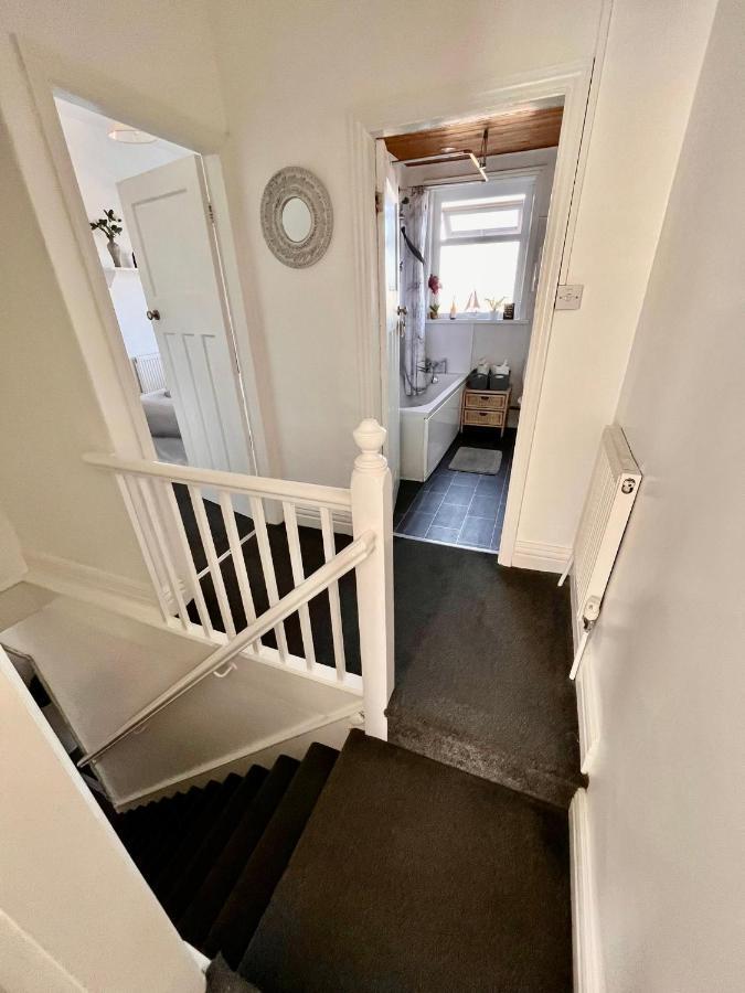 Entire Holiday Home In Blackpool With Free Parking And A Private Patio Garden Exteriör bild